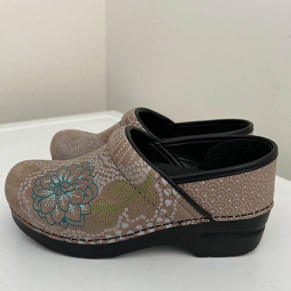 Dansko Embroidered Clogs Tan Size 5.5 - 6 US 36 EU - Picture 6 of 13